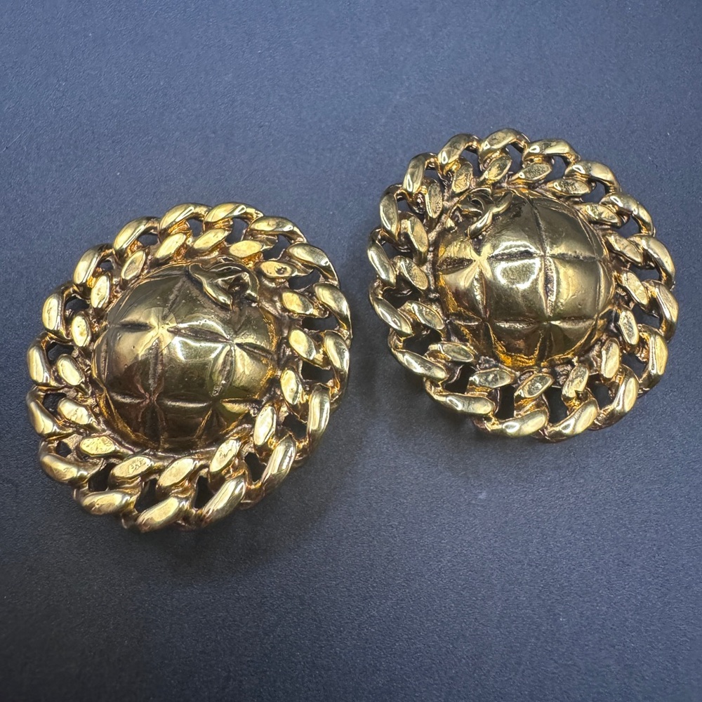LOT 1530 24K gold plated CHANEL vintage clip on earrings - Picture 4 of 10